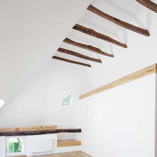 houten balken in het zicht tegen een licht plafond