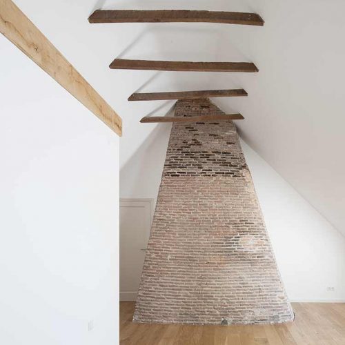 houten balken in het zicht tegen een licht plafond