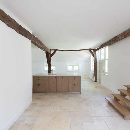 houten balken in het zicht in een lichte woonkeuken