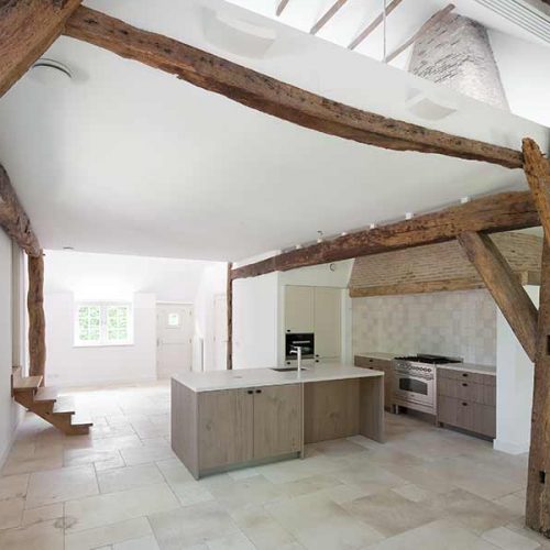 houten balken in het zicht in een lichte woonkeuken