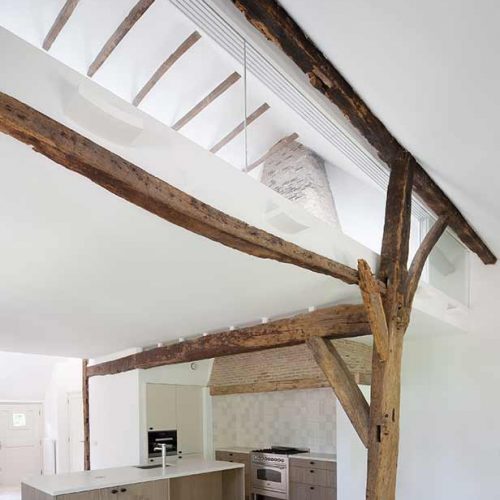 houten balken in het zicht in een lichte woonkeuken