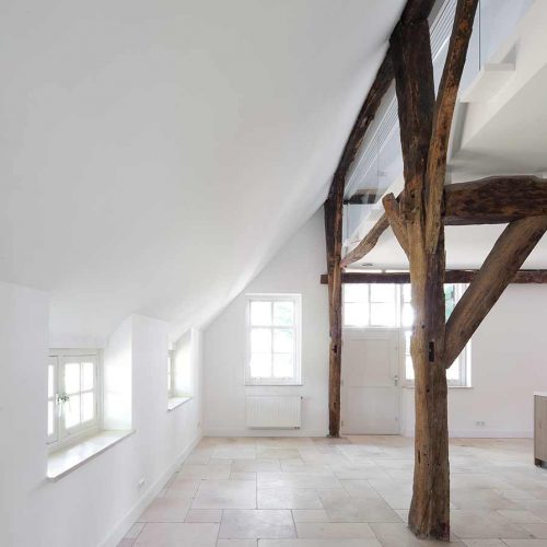 houten balken in het zicht in een lichte woonruimte