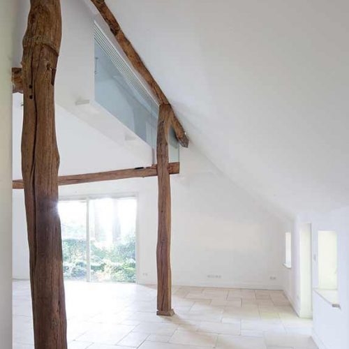 houten balken in het zicht in een lichte woonruimte