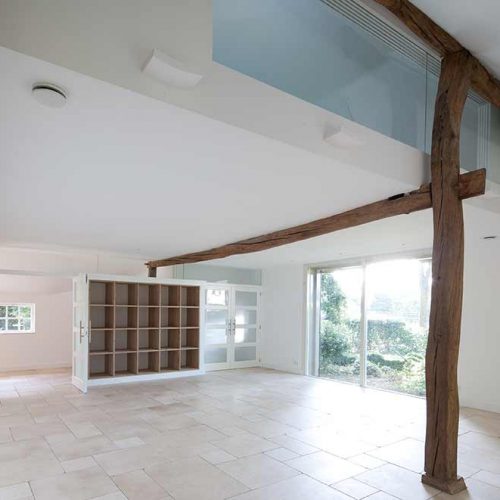 houten balken in het zicht in een lichte woonruimte