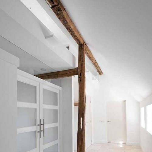 houten balken in het zicht in een lichte hal