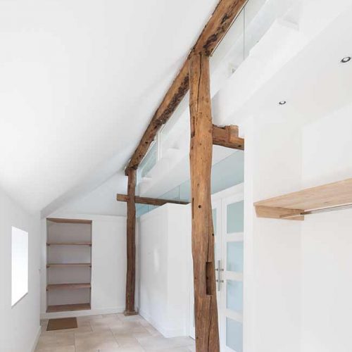 houten balken in het zicht in een lichte hal