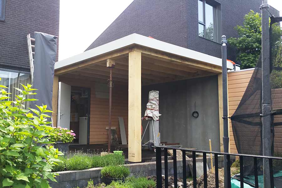 werkzaamheden tijdens de aanbouw van een afdak