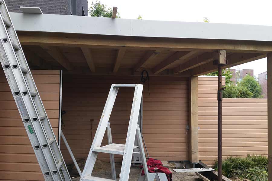 werkzaamheden tijdens de aanbouw van een afdak