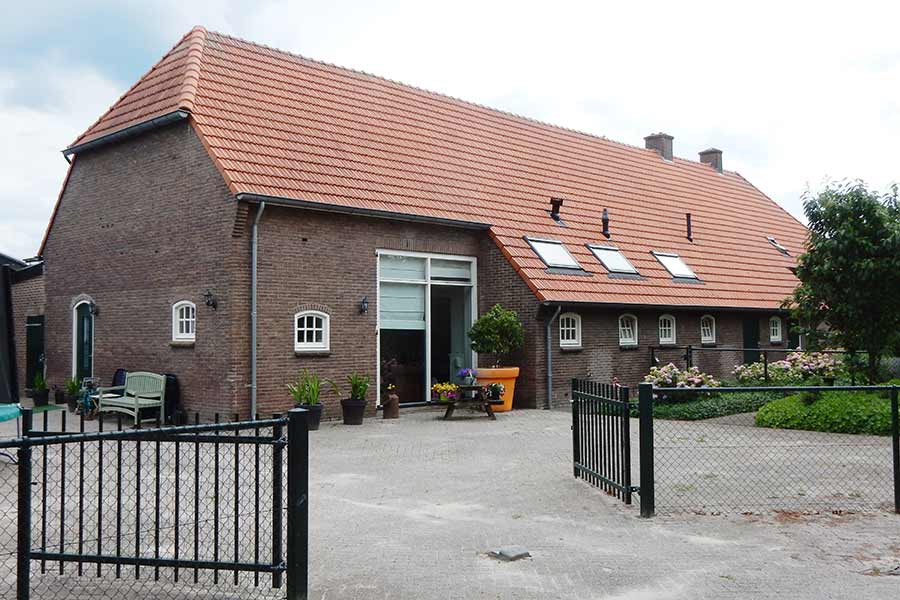 gerenoveerd dak van een boerderij in Den Dungen