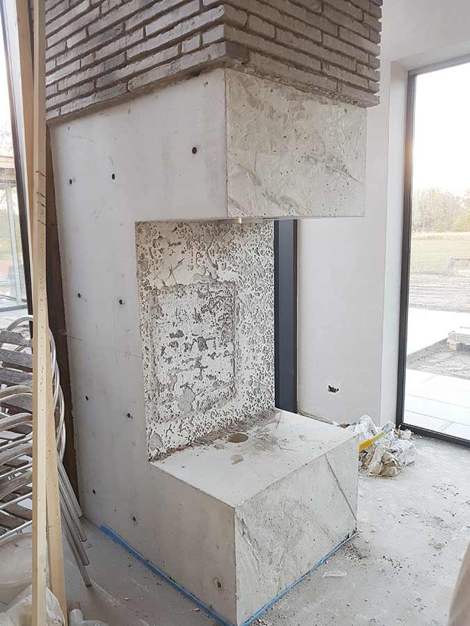 Plaatsing betonnen open haard in een nieuwe woning in Nuland