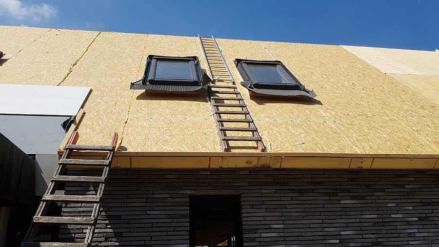 Voorbereiding rieten dak op een nieuwe woning in Nuland