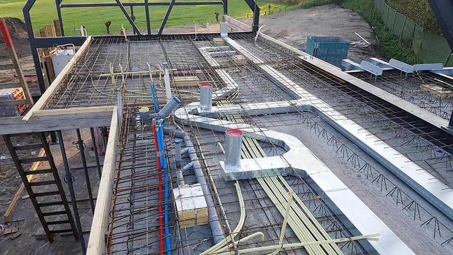 Leidingwerk op het dak van een nieuwe woning in Nuland