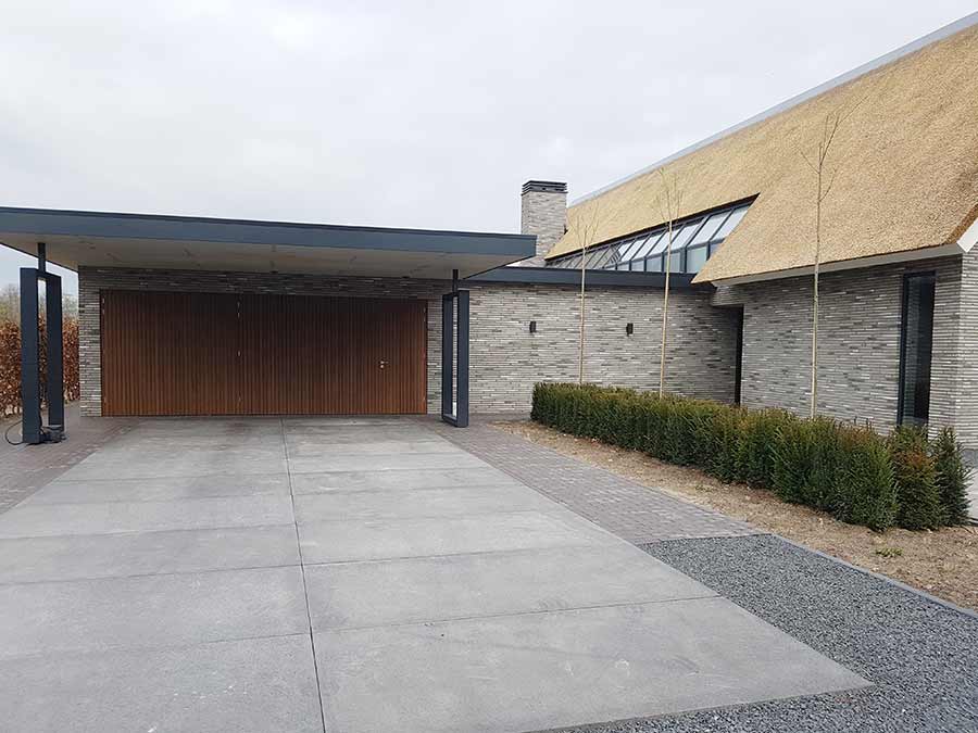 Nieuw bestraatte inrit bij een nieuwe woning in Nuland