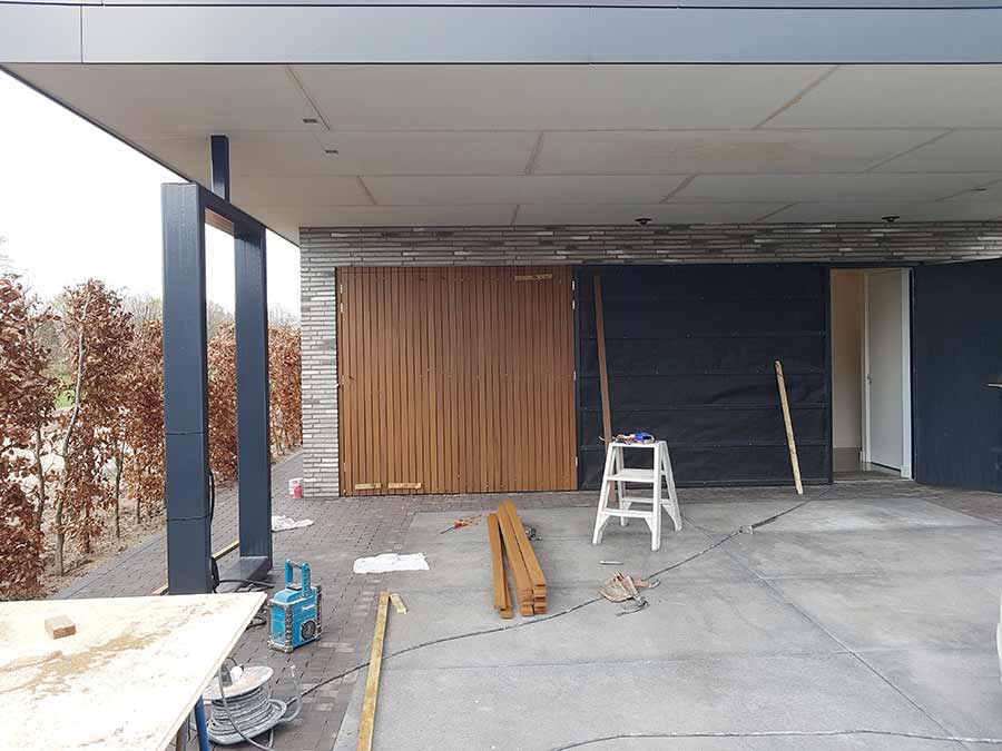 Carport onder het afdak tijdens de werkzaamheden aan een nieuwe woning in Nuland