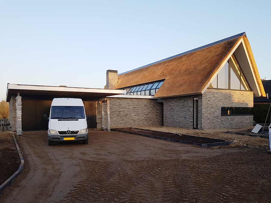 werkbus op de inrit van een nieuwe woning in Nuland