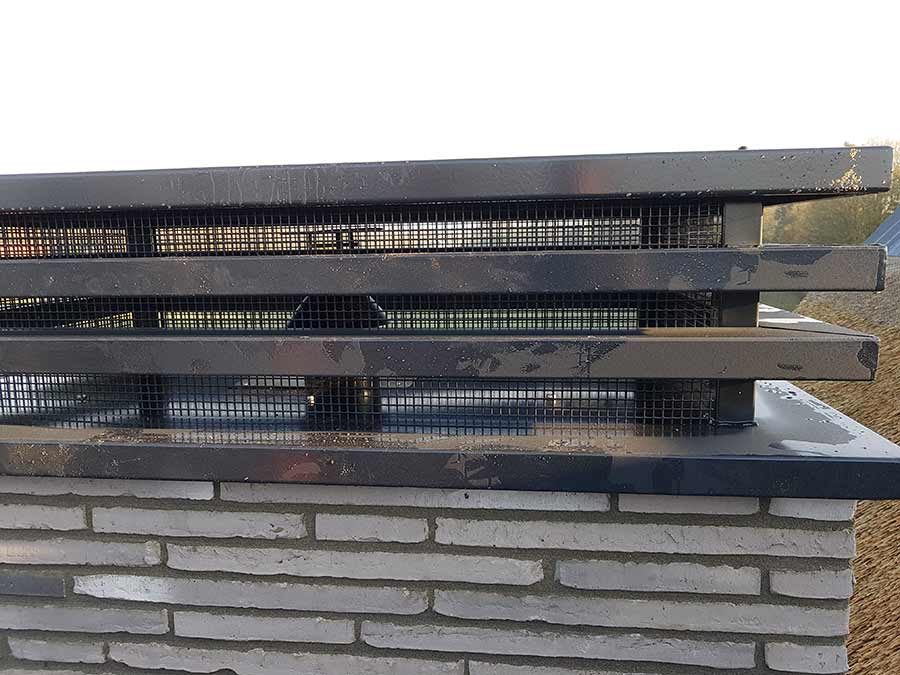 Rooster van de schoorsteen bij een nieuwe woning in Nuland