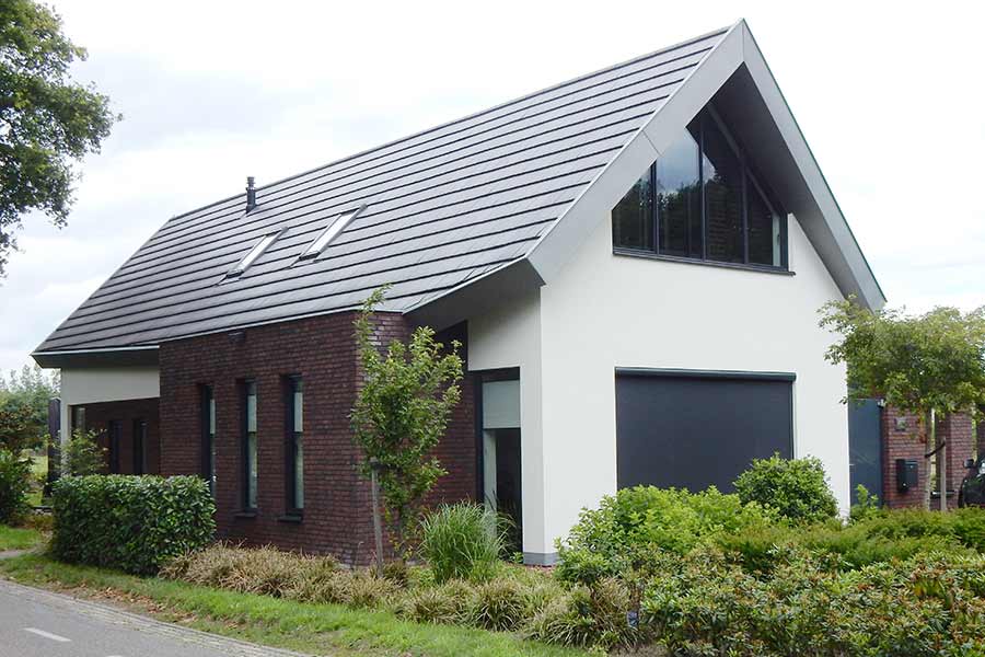 Zijaanzicht herbouw van een moderne woning in Gemonde