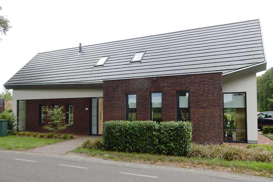 Vooraanzicht herbouw van een moderne woning in Gemonde