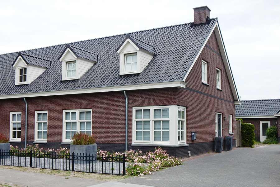 Zijaanzicht herbouw van een grote woning in Nuland