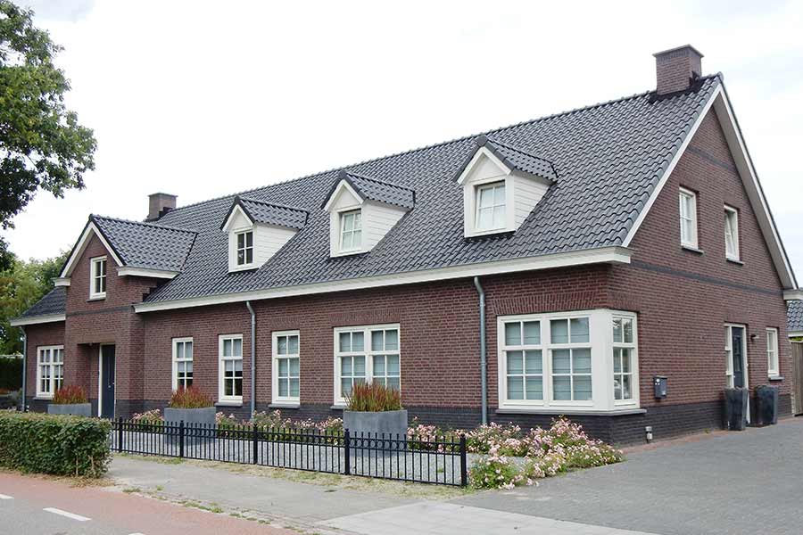 Zijaanzicht herbouw van een grote woning in Nuland