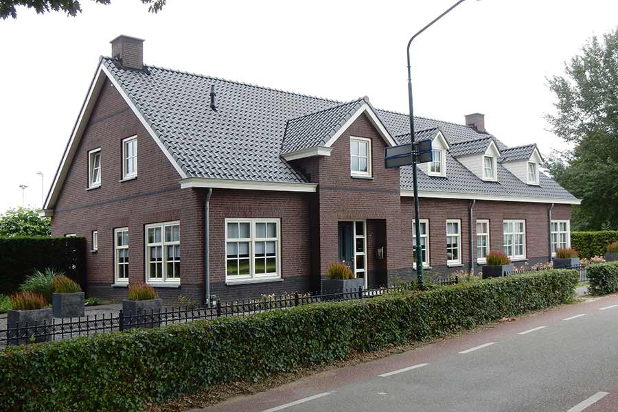 Zijaanzicht herbouw van een grote woning in Nuland