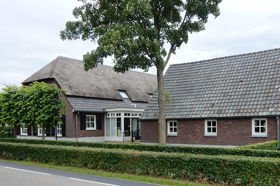 Zijaanzicht herbouw van een woning in Nuland