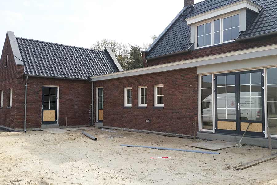 Zijaanzicht herbouw van een woning en garage in Vinkel