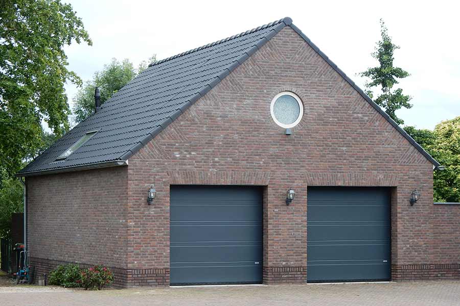nieuwbouw garage met twee garagedeuren in Geffen